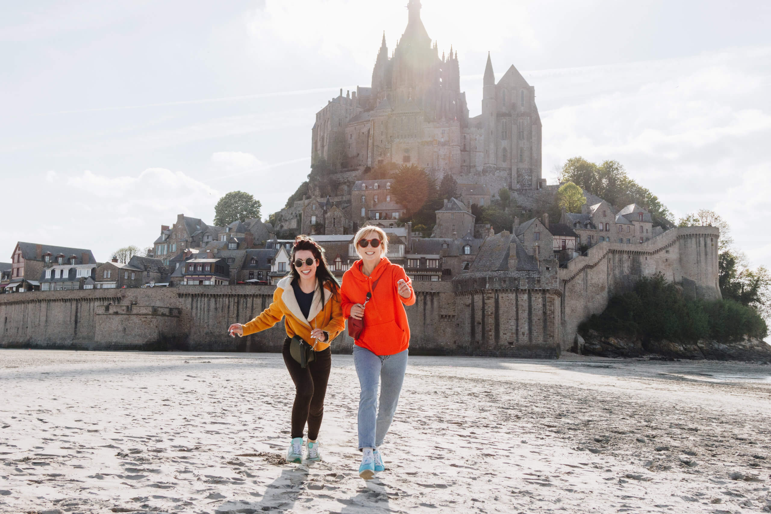 easy ways to meet people while traveling