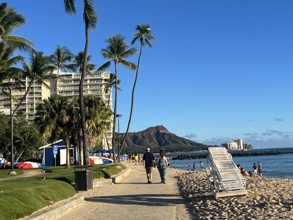 Discover romantic things to do in Oahu for couples on Waikiki beach in Honolulu, Hawaii.